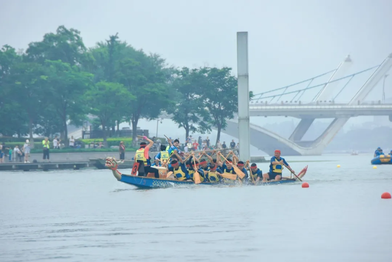 All OARS to sail a big boat to compete in the flow of thousands of sail snow waves environment dragon boat team again achieved good results